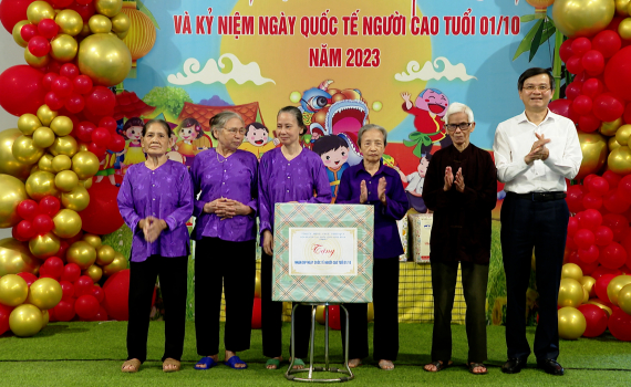 Đồng ch&iacute; B&iacute; thư Tỉnh ủy thăm, tặng qu&agrave; nh&acirc;n dịp Trung thu v&agrave; ng&agrave;y Quốc tế Người cao tuổi