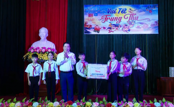 Đồng ch&iacute; Ph&oacute; Chủ tịch Thường trực UBND tỉnh thăm, tặng qu&agrave; nh&acirc;n dịp Trung thu v&agrave; ng&agrave;y Quốc tế Người cao tuổi