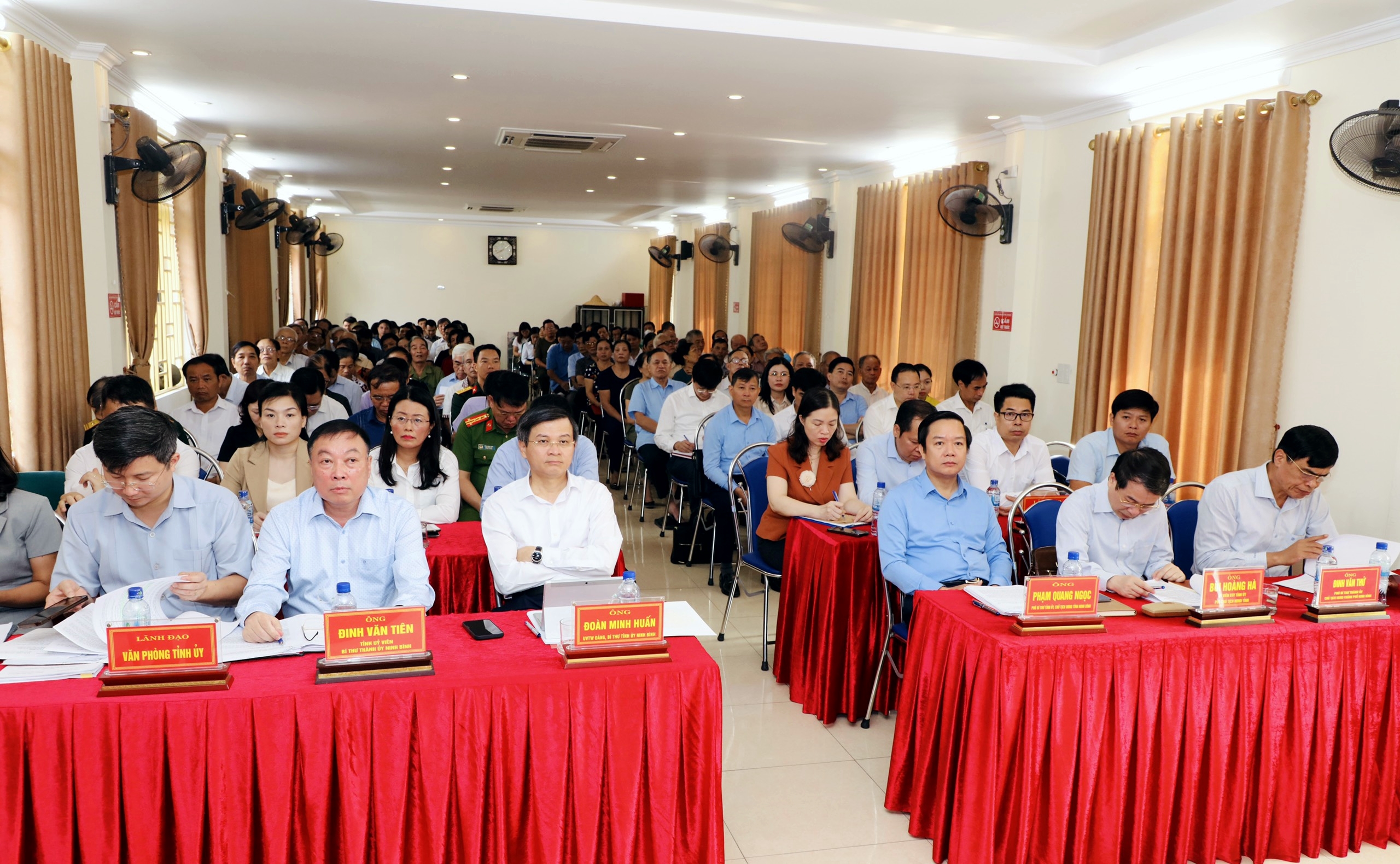Đoàn ĐBQH tỉnh tiếp xúc cử tri thành phố Ninh Bình