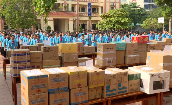Ng&agrave;nh Gi&aacute;o dục Ninh B&igrave;nh quy&ecirc;n g&oacute;p s&aacute;ch, vở ủng hộ học sinh v&ugrave;ng lũ lụt