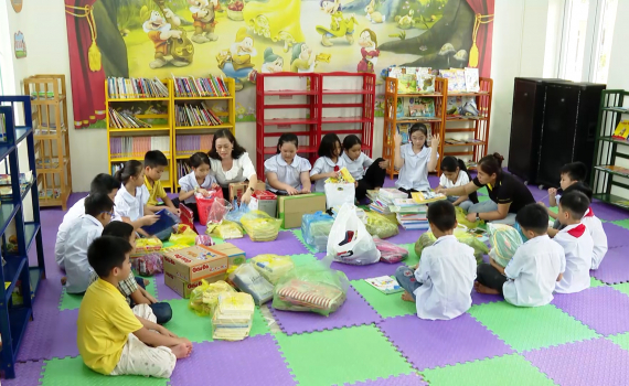 Ng&agrave;nh Gi&aacute;o dục Hoa Lư chung tay ủng hộ đồng b&agrave;o bị lũ lụt
