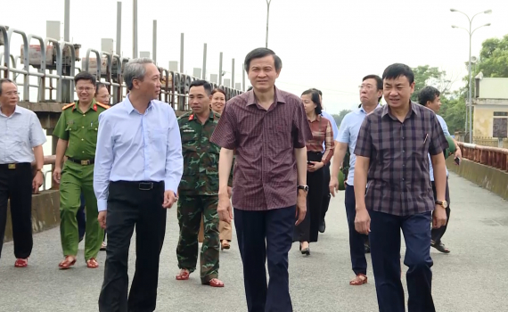 Đồng ch&iacute; B&iacute; thư Tỉnh ủy Đo&agrave;n Minh Huấn kiểm tra đập tr&agrave;n Lạc Kho&aacute;i