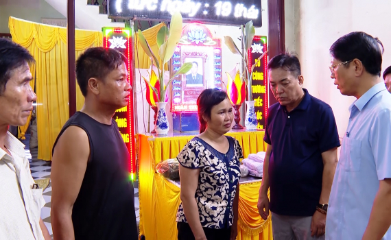 L&atilde;nh đạo UBND tỉnh thăm hỏi, động vi&ecirc;n gia đ&igrave;nh c&oacute; người bị tai nạn lao động tại x&atilde; Ninh An