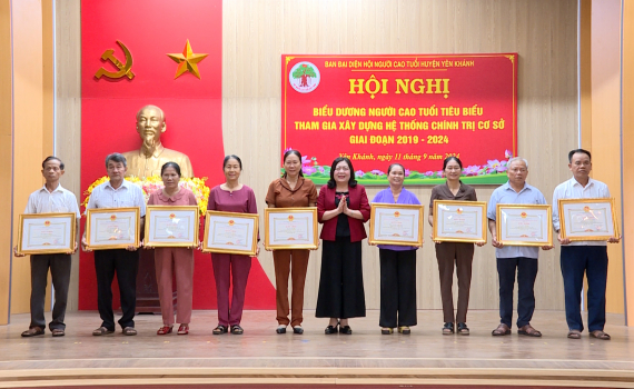 Người cao tuổi ti&ecirc;u biểu huyện Y&ecirc;n Kh&aacute;nh tham gia x&acirc;y dựng hệ thống ch&iacute;nh trị cơ sở