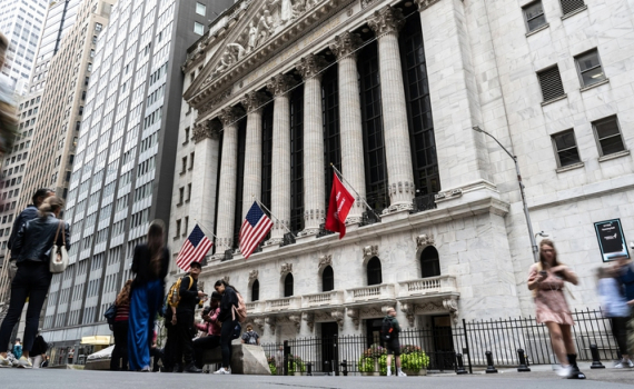 Fed giảm l&atilde;i suất: Chỉ số Dow Jones v&agrave; S&P 500 lập đỉnh mới