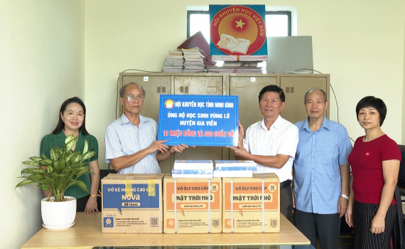 Hội Khuyến học tỉnh tặng qu&agrave; học sinh v&ugrave;ng lũ huyện Gia Viễn, Nho Quan