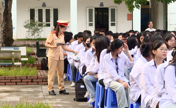 Tuy&ecirc;n truyền, phổ biến gi&aacute;o dục ph&aacute;p luật về trật tự ATGT cho học sinh Trường THPT Ninh B&igrave;nh &ndash; Bạc Li&ecirc;u 