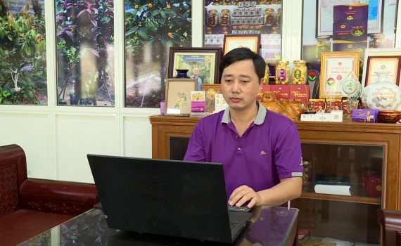 Người lưu giữ tr&agrave; hoa v&agrave;ng C&uacute;c Phương