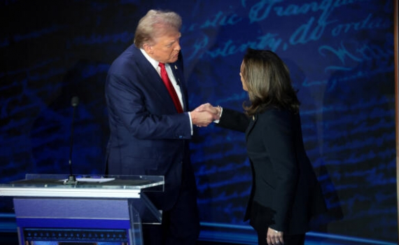 Bầu cử Mỹ 2024: H&agrave;nh động bất ngờ tr&ecirc;n truyền h&igrave;nh giữa b&agrave; Kamala Harris v&agrave; &ocirc;ng Donald Trump