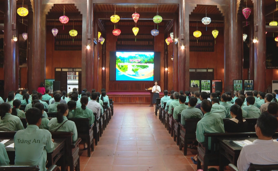 Bồi dưỡng kiến thức, ứng xử văn minh du lịch cho người l&aacute;i đ&ograve; tại Khu du lịch sinh th&aacute;i Tr&agrave;ng An