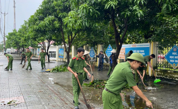 Lực lượng C&ocirc;ng an tỉnh Ninh B&igrave;nh triển khai c&aacute;c biện ph&aacute;p khắc phục hậu quả b&atilde;o số 3