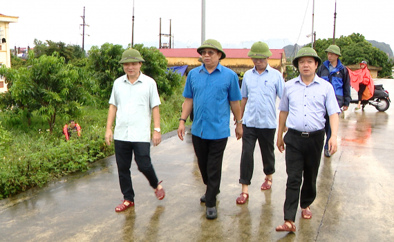 Đồng ch&iacute; Chủ tịch UBND tỉnh Phạm Quang Ngọc kiểm tra c&ocirc;ng t&aacute;c ứng ph&oacute; với mưa lũ