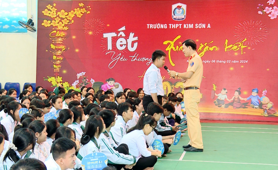 Tuy&ecirc;n truyền kiến thức ph&aacute;p luật về trật tự ATGT cho học sinh Trường THPT Kim Sơn A