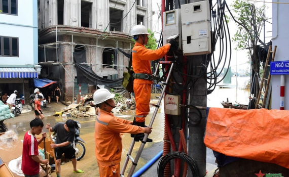 98% kh&aacute;ch h&agrave;ng được cấp điện trở lại sau b&atilde;o số 3