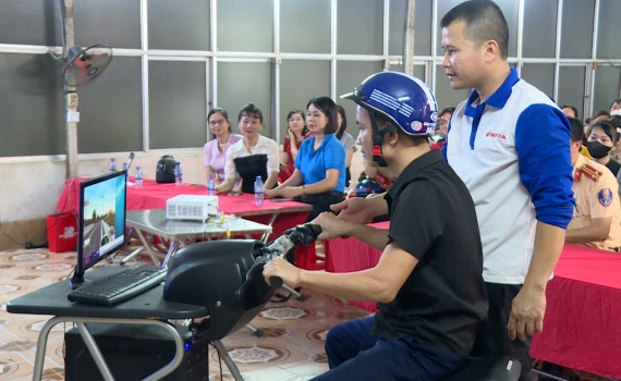 Tuy&ecirc;n truyền, phổ biến kiến thức an to&agrave;n giao th&ocirc;ng cho hơn 200 c&ocirc;ng nh&acirc;n c&ocirc;ng ty TNHH May Panlof Vina