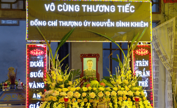 Thương tiếc đồng ch&iacute; Nguyễn Đ&igrave;nh Khi&ecirc;m hy sinh khi l&agrave;m nhiệm vụ chống b&atilde;o