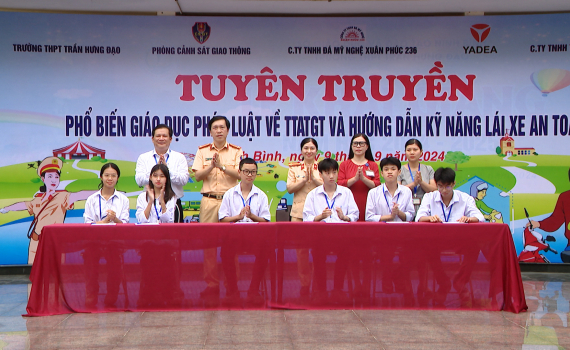 Tuy&ecirc;n truyền kiến thức ph&aacute;p luật về trật tự ATGT cho học sinh Trường THPT Trần Hưng Đạo