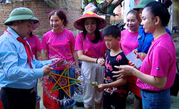 Mang Trung thu đến với trẻ em v&ugrave;ng lũ