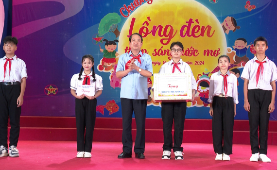 C&aacute;c đồng ch&iacute; l&atilde;nh đạo tỉnh Ninh B&igrave;nh tặng qu&agrave;, vui Tết Trung thu với c&aacute;c ch&aacute;u thiếu nhi