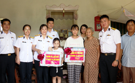 Lữ đo&agrave;n 131, Qu&acirc;n chủng Hải qu&acirc;n hỗ trợ kinh ph&iacute; x&acirc;y dựng nh&agrave; đồng đội