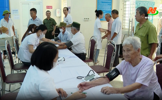 Kim Sơn kh&aacute;m bệnh, tư vấn sức khỏe cho người c&oacute; c&ocirc;ng