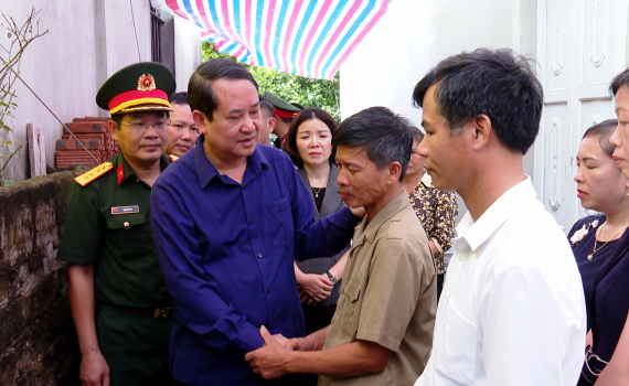 Đồng ch&iacute; Ph&oacute; B&iacute; thư Thường trực Tỉnh ủy thăm hỏi, động vi&ecirc;n gia đ&igrave;nh Đại &uacute;y Nguyễn Đ&igrave;nh Khi&ecirc;m hy sinh khi l&agrave;m nhiệm vụ chống b&atilde;o