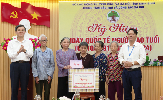 Đồng ch&iacute; B&iacute; thư Tỉnh ủy Đo&agrave;n Minh Huấn thăm, tặng qu&agrave; nh&acirc;n ng&agrave;y Quốc tế Người cao tuổi 