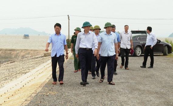 C&aacute;c đồng ch&iacute; l&atilde;nh đạo tỉnh Ninh B&igrave;nh kiểm tra c&ocirc;ng t&aacute;c ứng ph&oacute; với b&atilde;o số 3