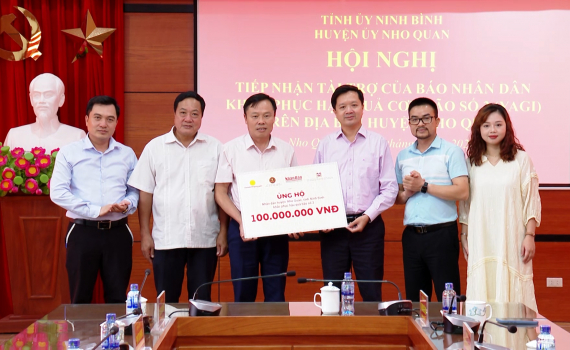 B&aacute;o Nh&acirc;n D&acirc;n trao tiền hỗ trợ nh&acirc;n d&acirc;n v&ugrave;ng lũ huyện Nho Quan