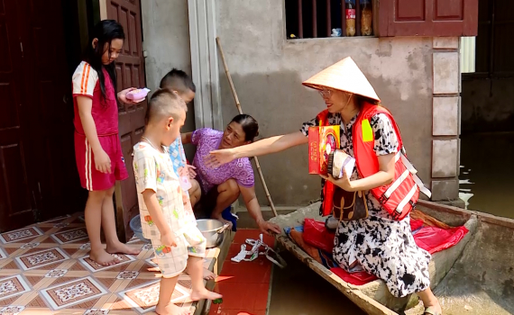 Đưa Trung thu đến với trẻ em v&ugrave;ng lũ huyện Gia Viễn