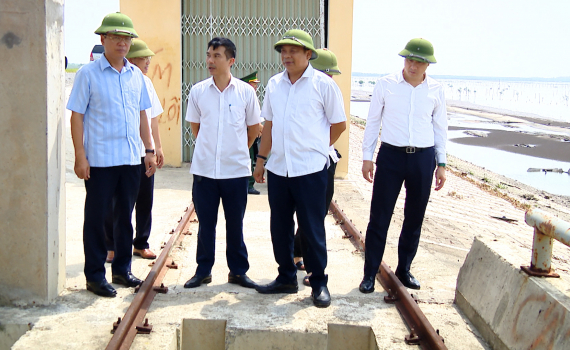 Đồng ch&iacute; Trần Song T&ugrave;ng kiểm tra c&ocirc;ng t&aacute;c ứng ph&oacute; b&atilde;o số 3 tại huyện Kim Sơn
