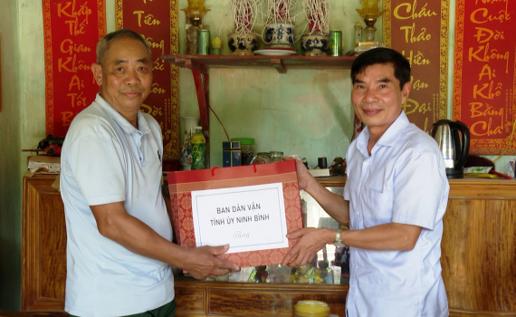 Đồng ch&iacute; Đỗ Việt Anh thăm, tặng qu&agrave; người cao tuổi uy t&iacute;n trong đồng b&agrave;o d&acirc;n tộc thiểu số huyện Nho Quan