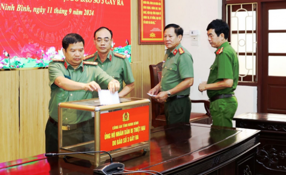 C&ocirc;ng an tỉnh Ninh B&igrave;nh ph&aacute;t động ủng hộ nh&acirc;n d&acirc;n c&aacute;c tỉnh bị thiệt hại do b&atilde;o số 3