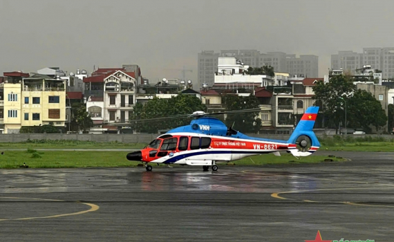 Trực thăng của Binh đo&agrave;n 18 bay cứu trợ đồng b&agrave;o v&ugrave;ng lũ
