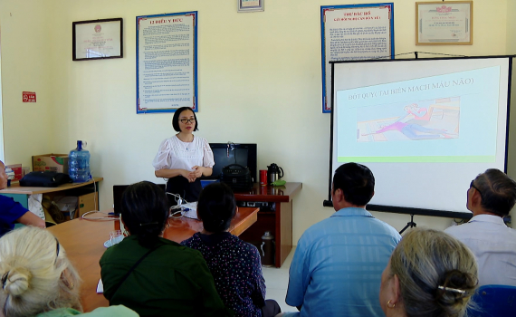 Chăm s&oacute;c sức khỏe người cao tuổi v&ugrave;ng đồng b&agrave;o d&acirc;n tộc, miền n&uacute;i
