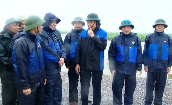  Đồng ch&iacute; Ph&oacute; Chủ tịch Thường trực UBND tỉnh kiểm tra, c&ocirc;ng t&aacute;c ứng ph&oacute; với b&atilde;o số 3 tại huyện Kim Sơn