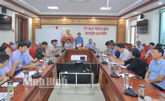 Hội nghị họp b&agrave;n phương &aacute;n ứng ph&oacute; với lũ tr&ecirc;n s&ocirc;ng Ho&agrave;ng Long