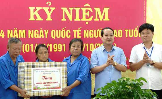 C&aacute;c đồng ch&iacute; l&atilde;nh đạo tỉnh thăm, tặng qu&agrave; người cao tuổi