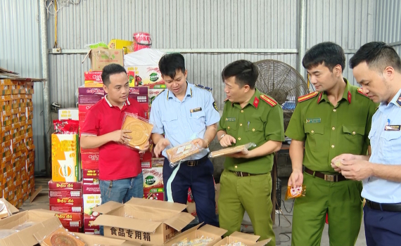 Ti&ecirc;u huỷ hơn 3.300 chiếc b&aacute;nh Trung thu kh&ocirc;ng r&otilde; nguồn gốc xuất xứ