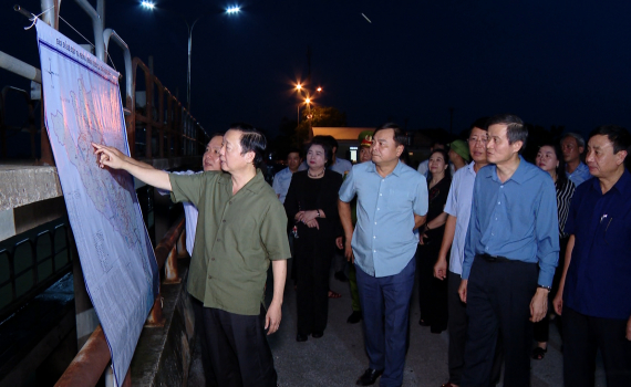 Ph&oacute; Thủ tướng Ch&iacute;nh phủ Trần Hồng H&agrave; kiểm tra ph&ograve;ng chống mưa lũ tại Gia Viễn