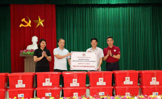 Ban D&acirc;n vận Trung ương, Trung ương Hội Chữ thập đỏ Việt Nam tặng qu&agrave; nh&acirc;n d&acirc;n v&ugrave;ng lũ