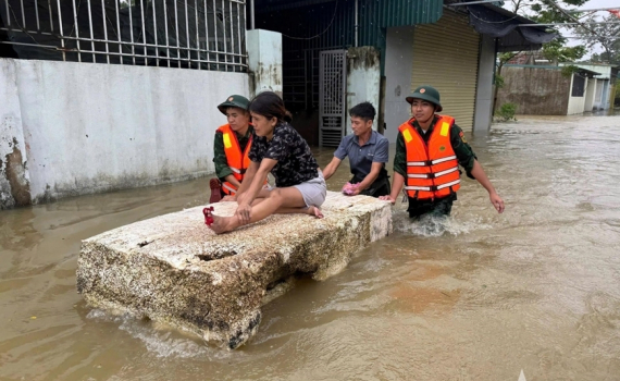 Thủ tướng y&ecirc;u cầu khẩn trương khắc phục hậu quả b&atilde;o số 10 v&agrave; mưa lũ