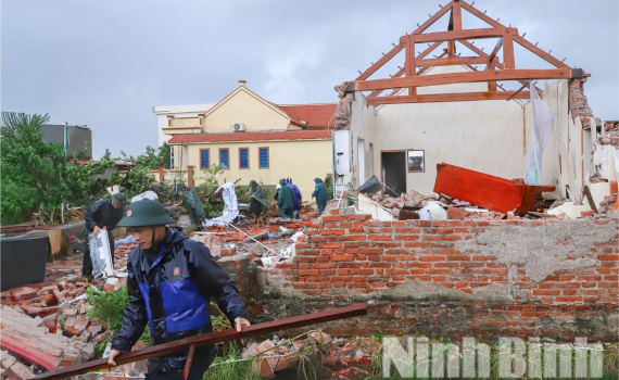 B&atilde;o số 10 v&agrave; d&ocirc;ng lốc g&acirc;y thiệt hại nghi&ecirc;m trọng tại Ninh B&igrave;nh