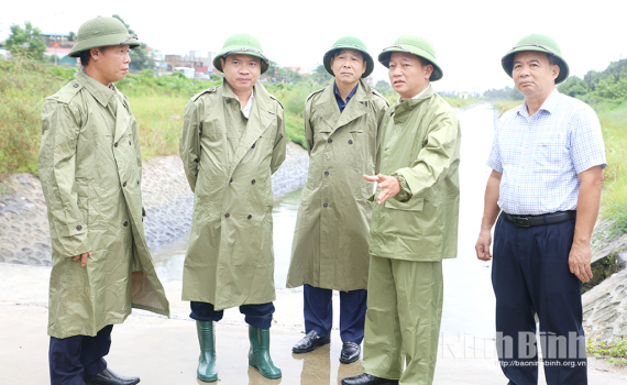 Đồng ch&iacute; B&iacute; thư Tỉnh ủy Trương Quốc Huy kiểm tra v&agrave; chỉ đạo c&ocirc;ng t&aacute;c ứng ph&oacute; với b&atilde;o số 10