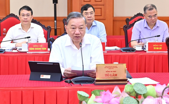 Tổng B&iacute; thư T&ocirc; L&acirc;m chủ tr&igrave; cuộc l&agrave;m việc của Bộ Ch&iacute;nh trị với Ban Thường vụ Đảng ủy Quốc hội