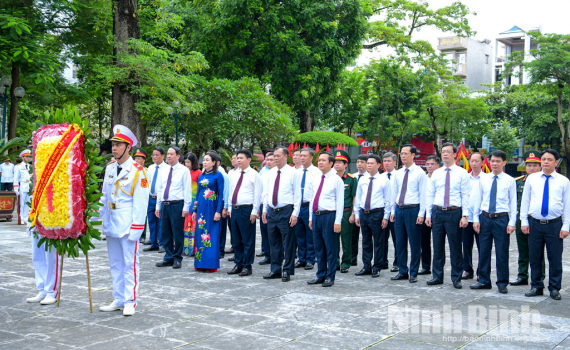 C&aacute;c đồng ch&iacute; l&atilde;nh đạo tỉnh d&acirc;ng hương nh&acirc;n dịp Đại hội đại biểu Đảng bộ tỉnh Ninh B&igrave;nh lần thứ I, nhiệm kỳ 2025-2030