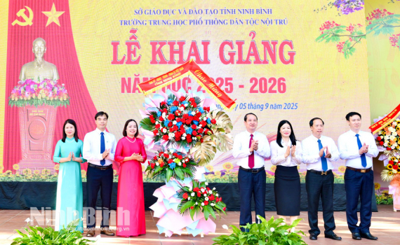Đồng ch&iacute; Mai Văn Tuất, Ph&oacute; B&iacute; thư Tỉnh ủy, Chủ tịch Ủy ban MTTQ Việt Nam tỉnh dự Lễ khai giảng tại Trường THPT D&acirc;n tộc nội tr&uacute; tỉnh