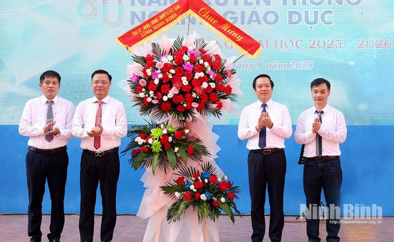 Đồng ch&iacute; Chủ tịch UBND tỉnh Phạm Quang Ngọc dự Lễ khai giảng năm học mới tại Trường THPT chuy&ecirc;n L&ecirc; Hồng Phong