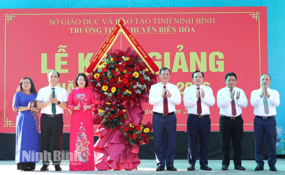 Đồng ch&iacute; Ph&oacute; B&iacute; thư Tỉnh ủy, Chủ tịch HĐND tỉnh L&ecirc; Quốc Chỉnh dự Lễ khai giảng năm học mới tại Trường THPT chuy&ecirc;n Bi&ecirc;n H&ograve;a