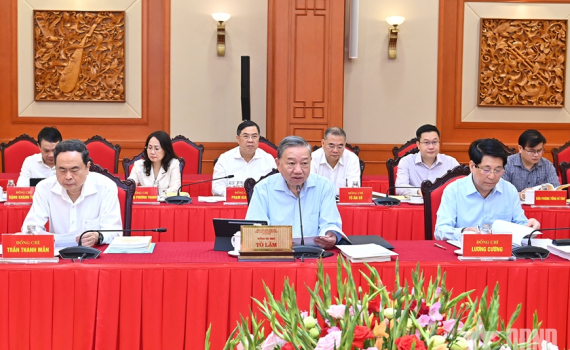 Tổng B&iacute; thư T&ocirc; L&acirc;m chủ tr&igrave; cuộc l&agrave;m việc của Bộ Ch&iacute;nh trị với Ban Thường vụ Đảng ủy Ch&iacute;nh phủ